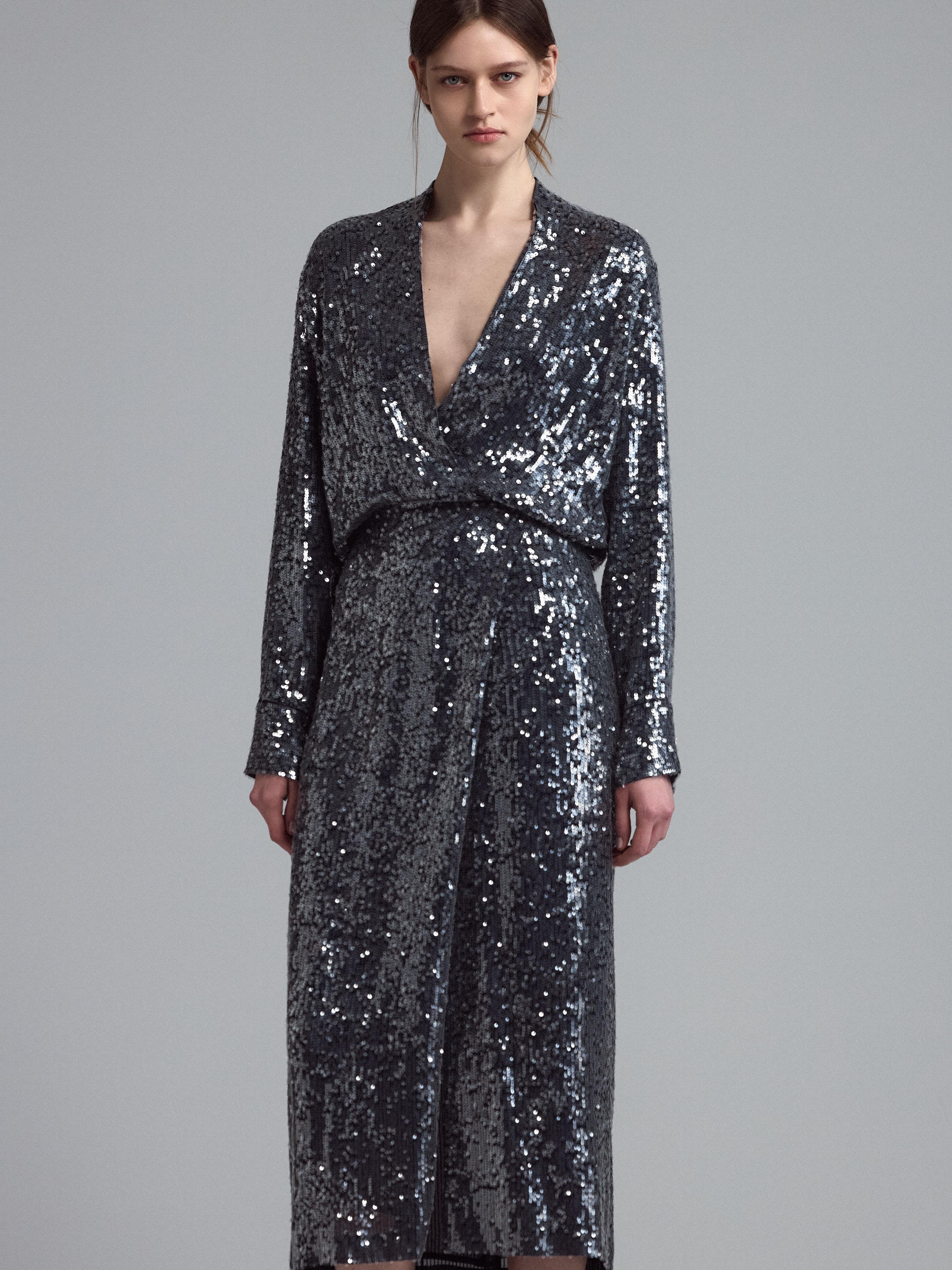 Платье с отделкой из пайеток 