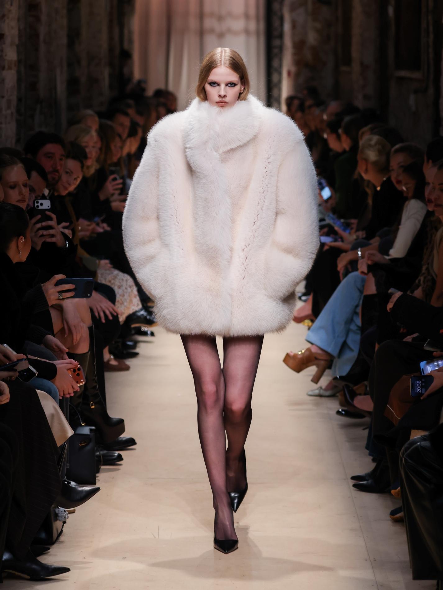 Шуба из меха арктической лисы