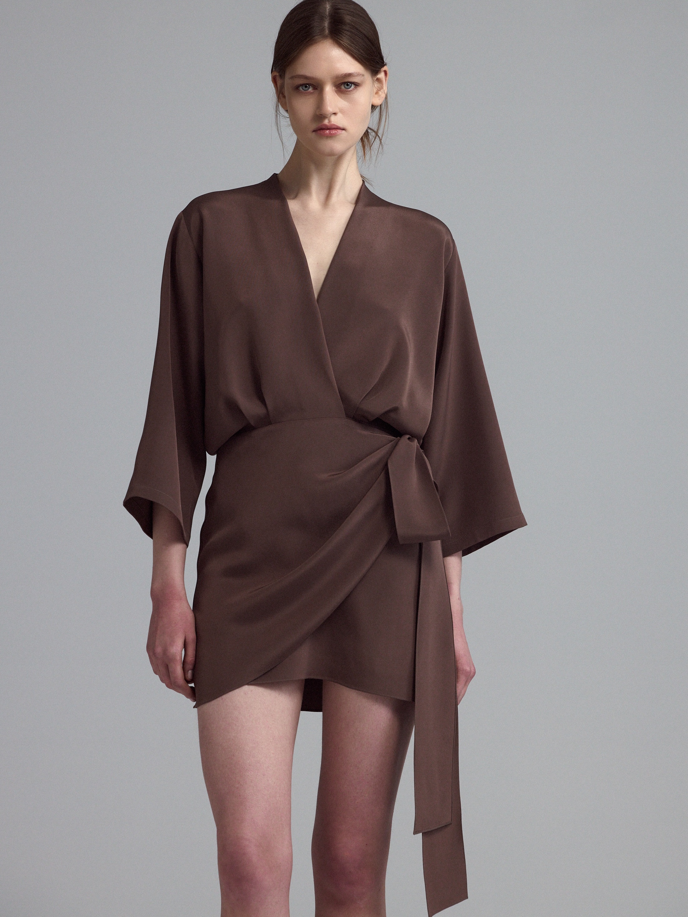 Платье мини из шелка с запахом