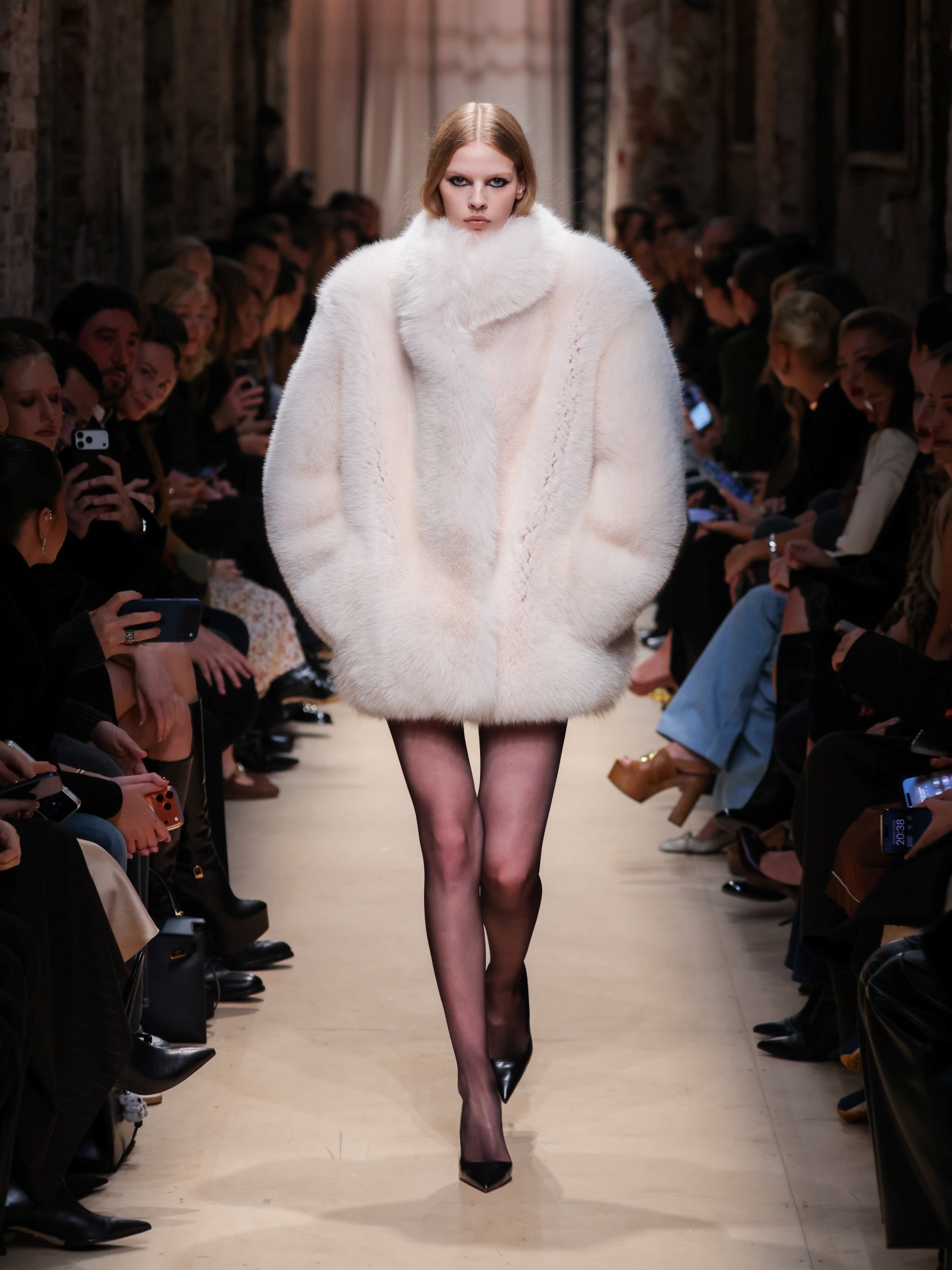 Шуба из меха арктической лисы